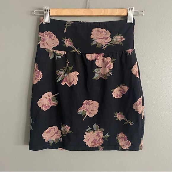 Talula Floral Bodycon Mini Skirt Black Pink Women’s XS/S Fitted Y2K - Picture 2 of 5